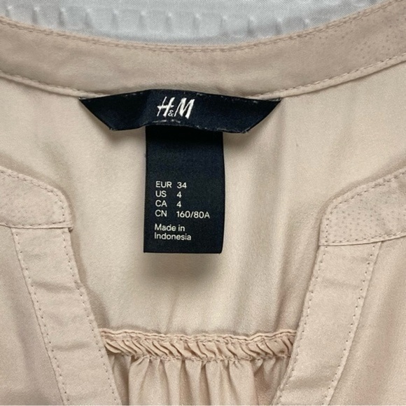 H&M Top Womens Size 4 Cream Sleeveless V-neck Popover Buttons Summer Blouse - Picture 8 of 11